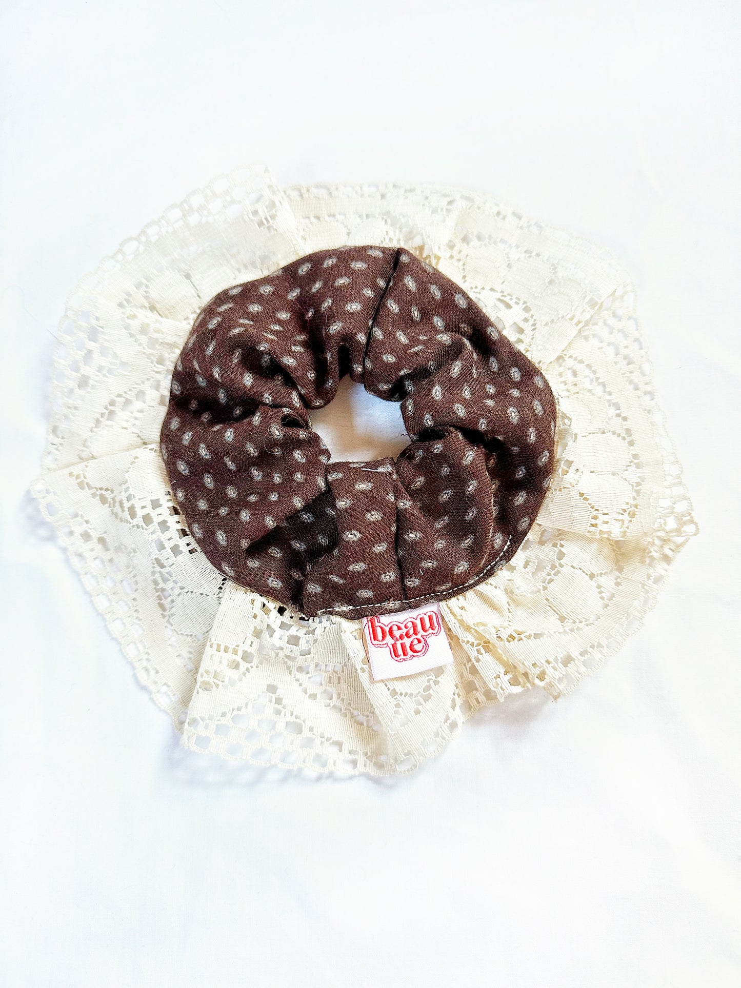 Mini scrunchie in vintage brown lace ruffle