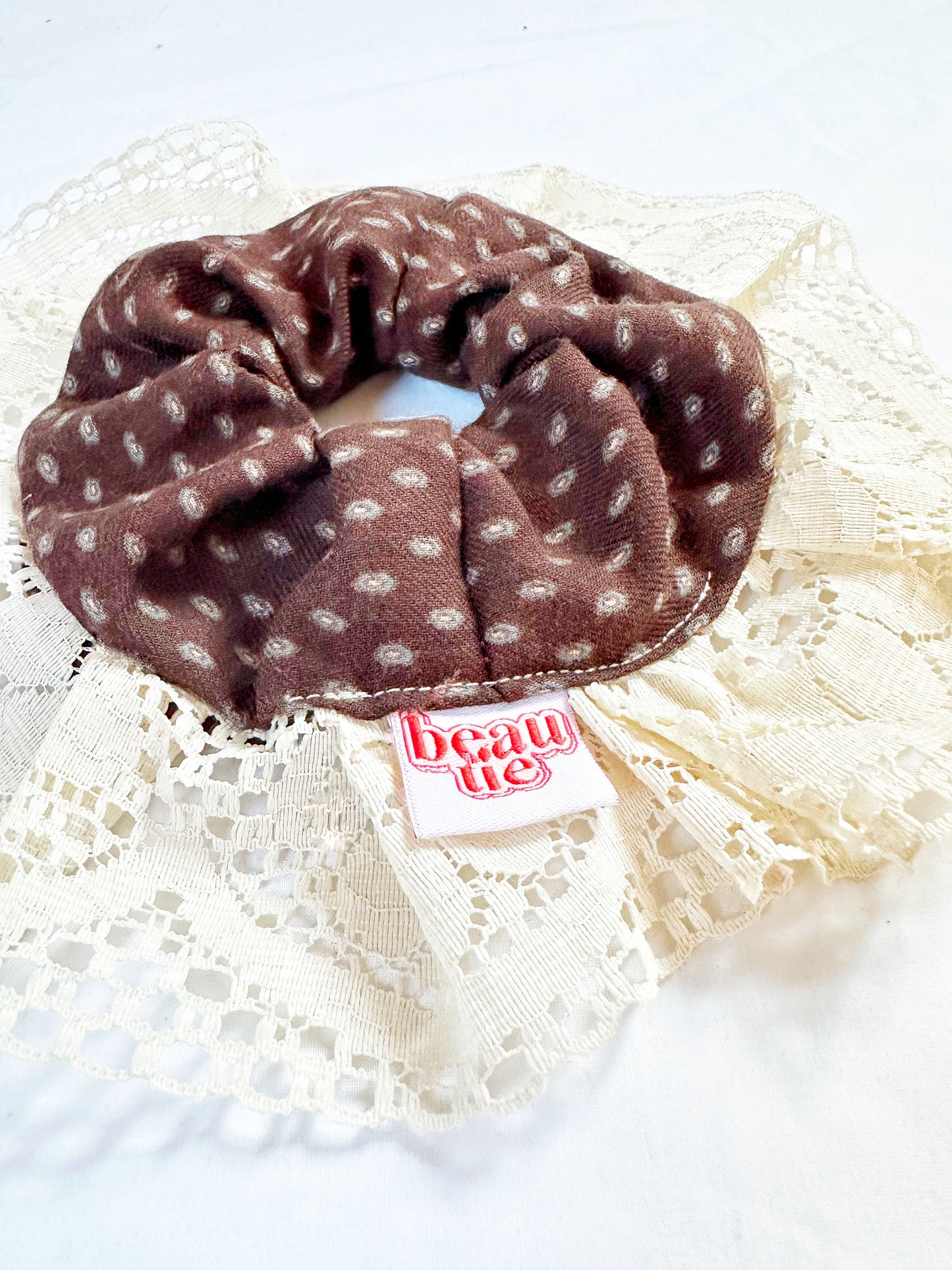 Mini scrunchie in vintage brown lace ruffle