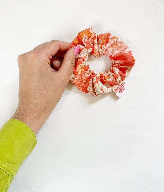 Mini scrunchie in Betsy coral floral