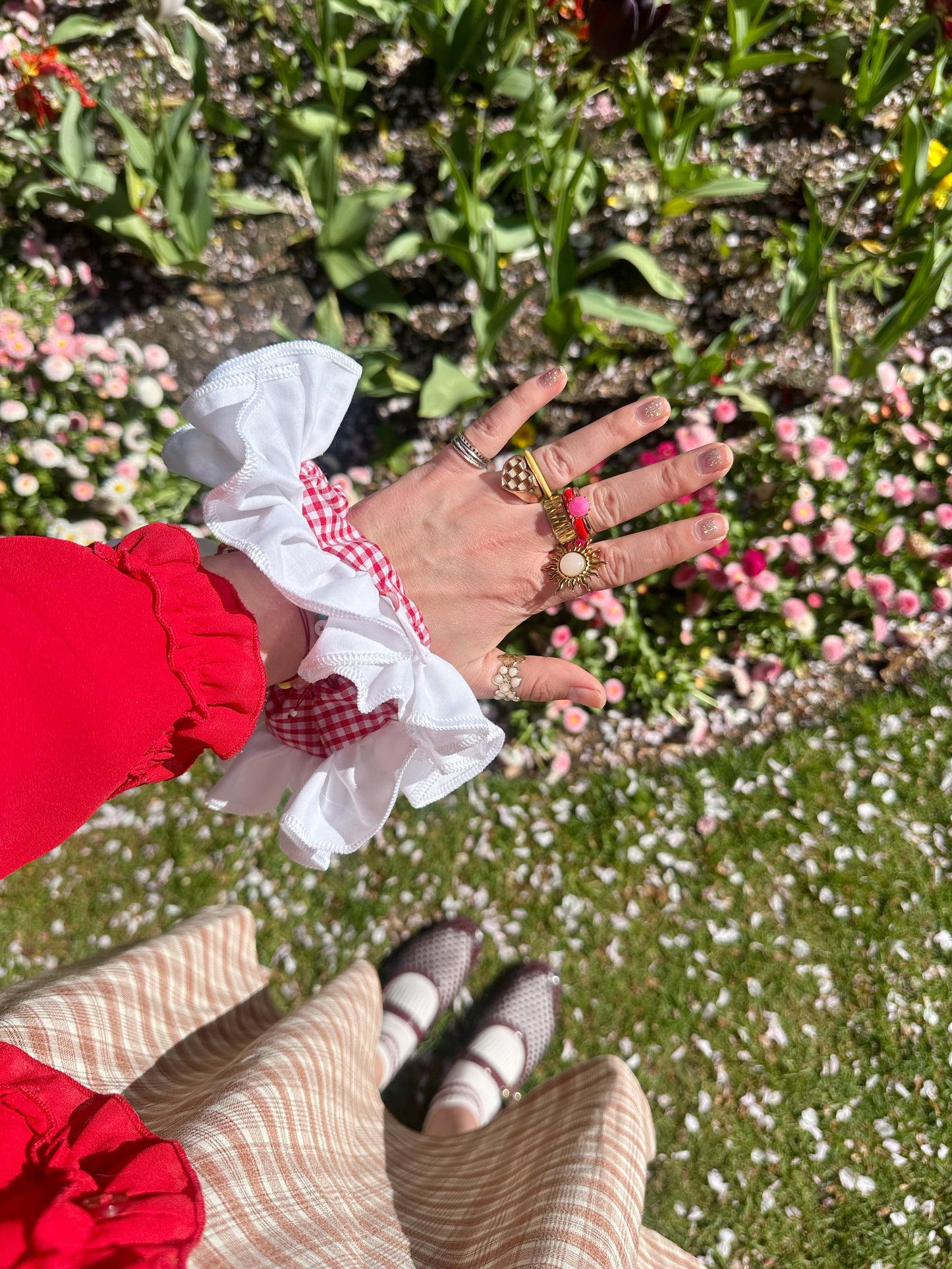 Frilly scrunchie in red and white gingham