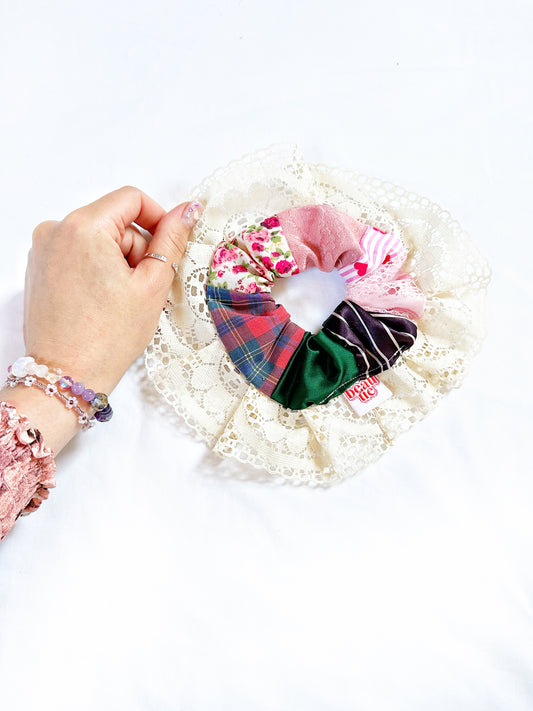 Mini scrunchie in patch lace ruffle