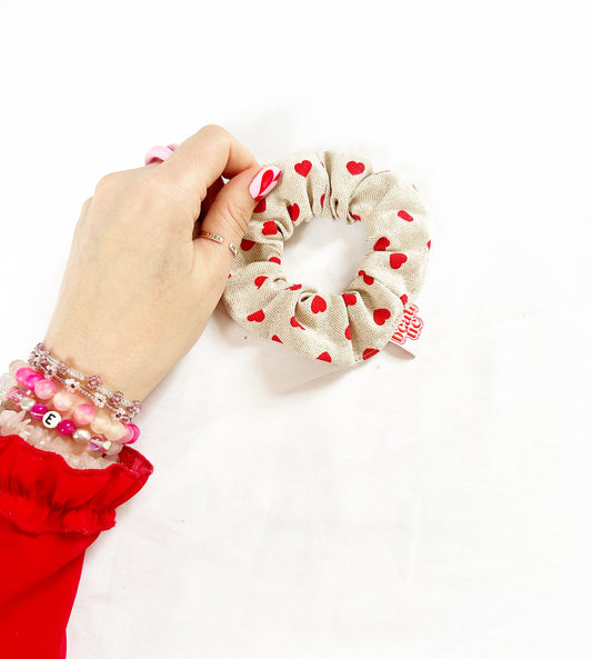 Mini scrunchie in red heart linen