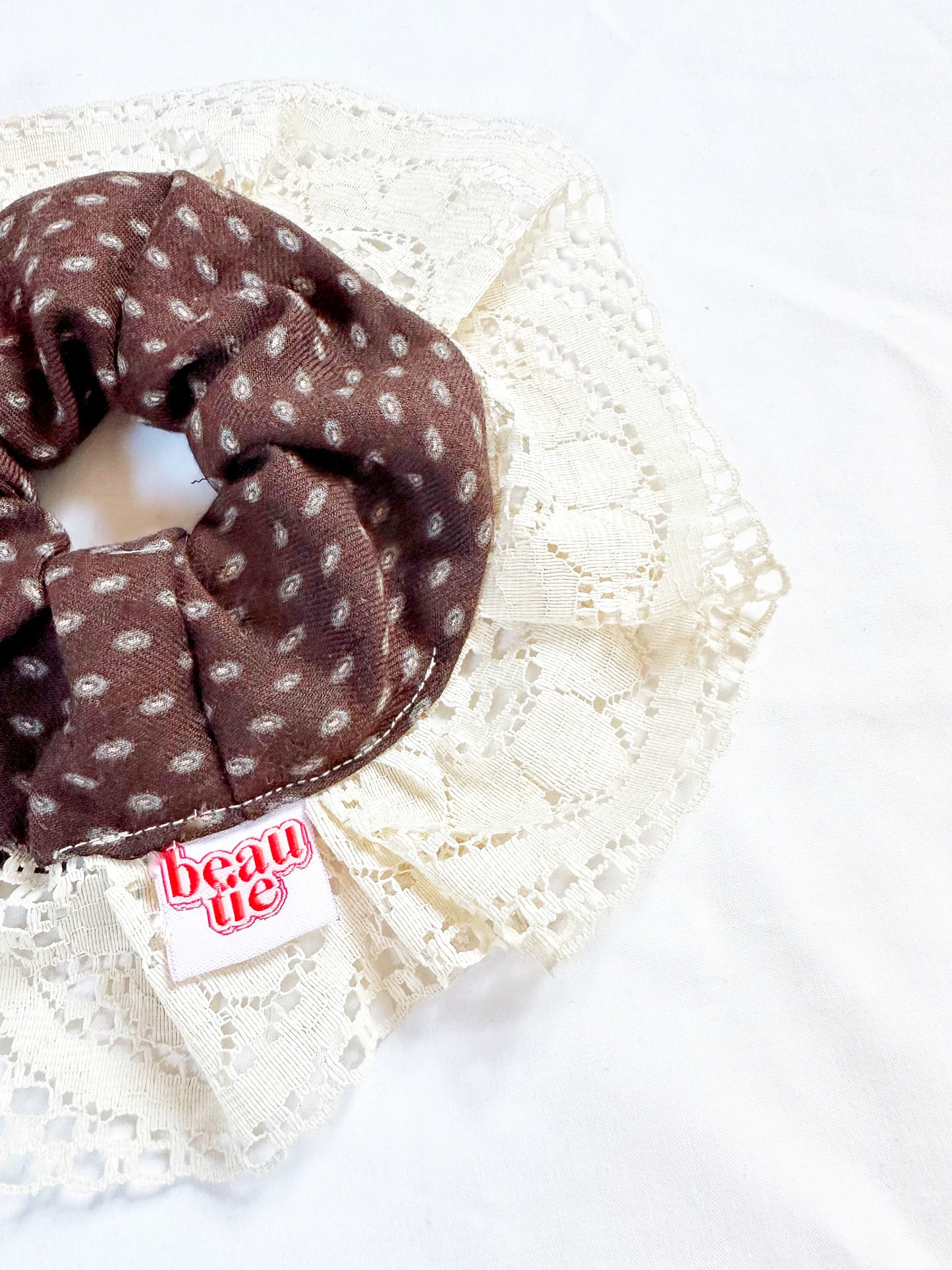 Mini scrunchie in vintage brown lace ruffle