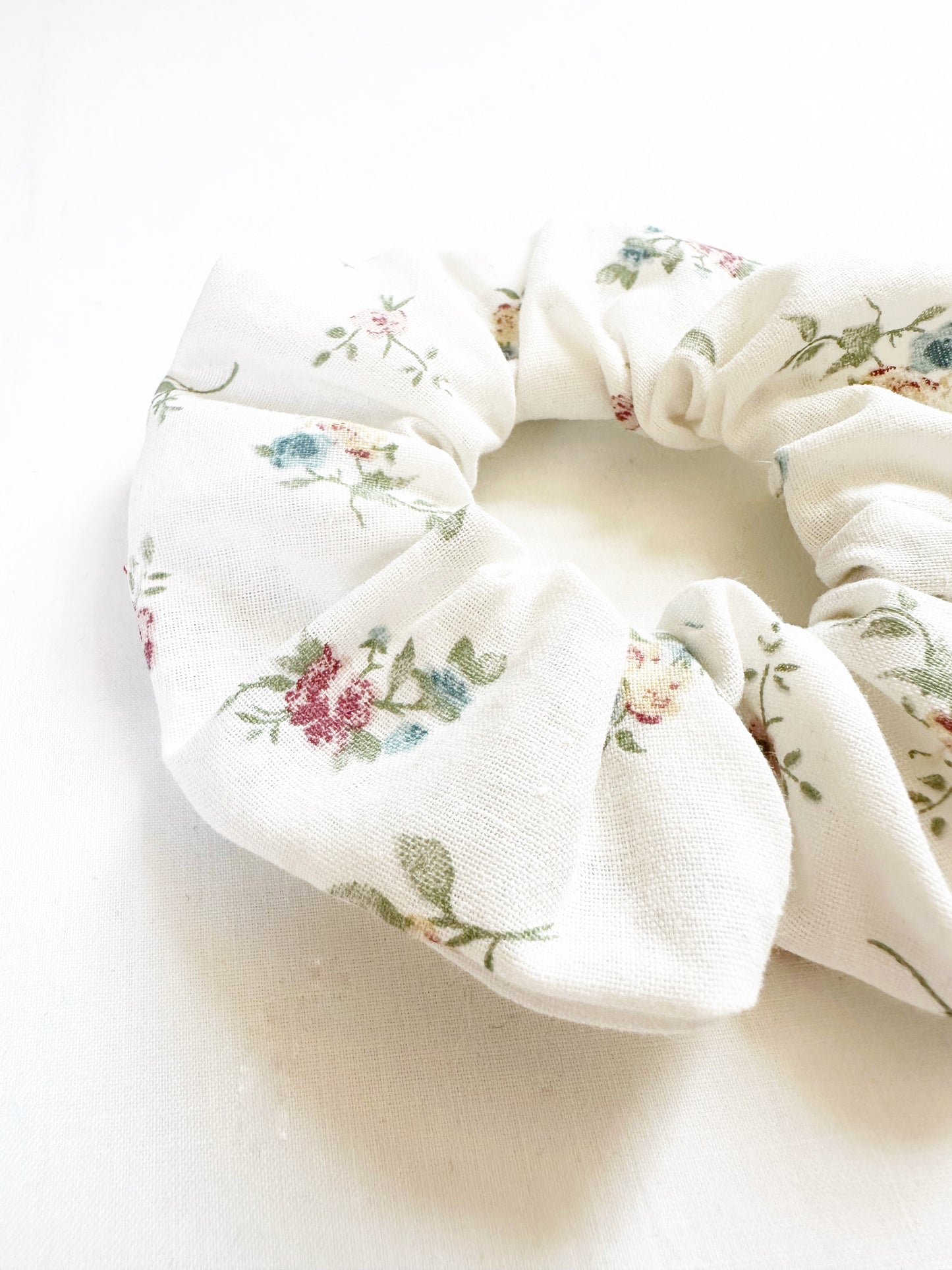 Mini scrunchie in white floral
