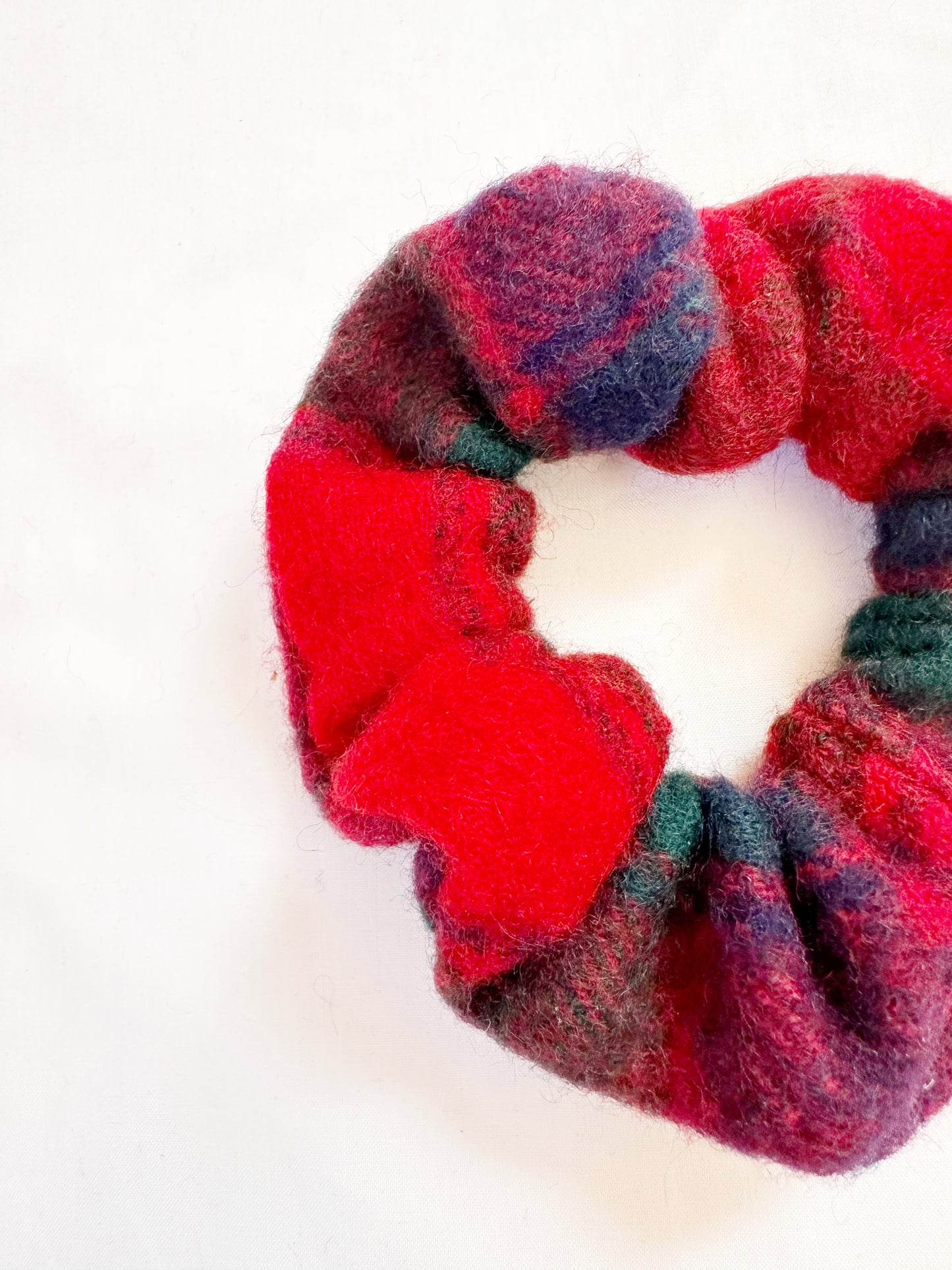 Mini scrunchie in red tartan wool