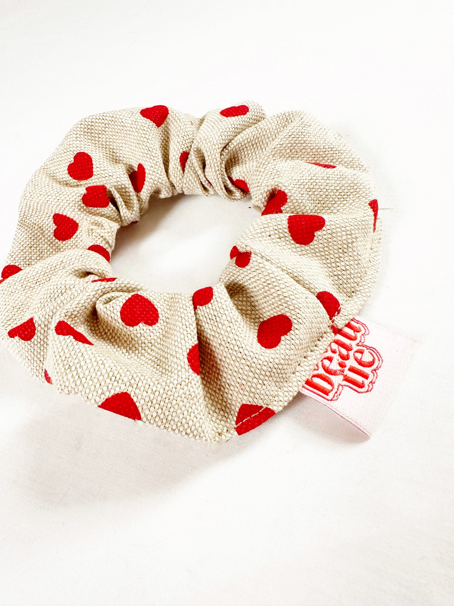 Mini scrunchie in red heart linen