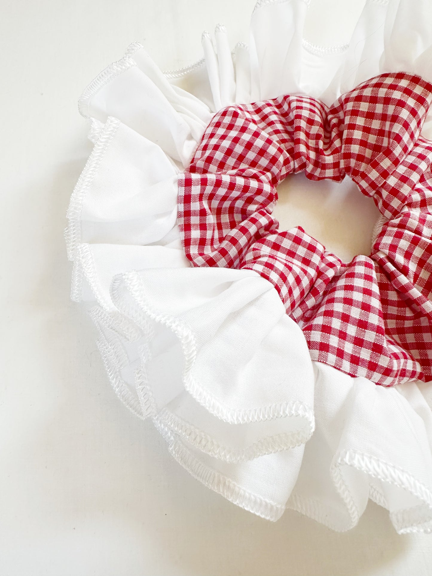Frilly scrunchie in red and white gingham