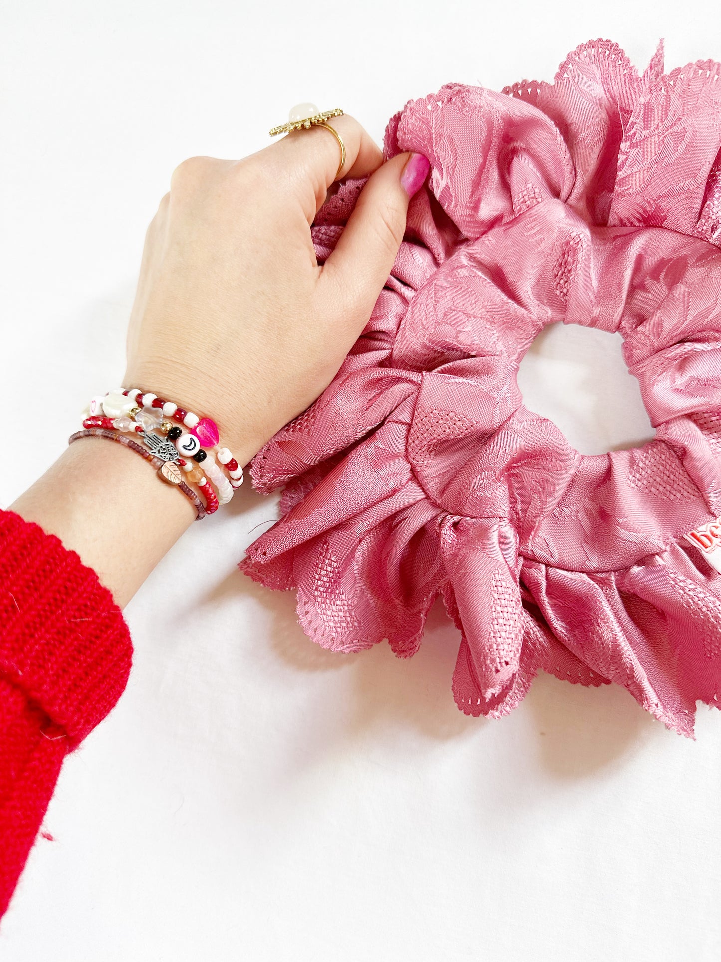 Oversized frilly scrunchie in pink damask scallop