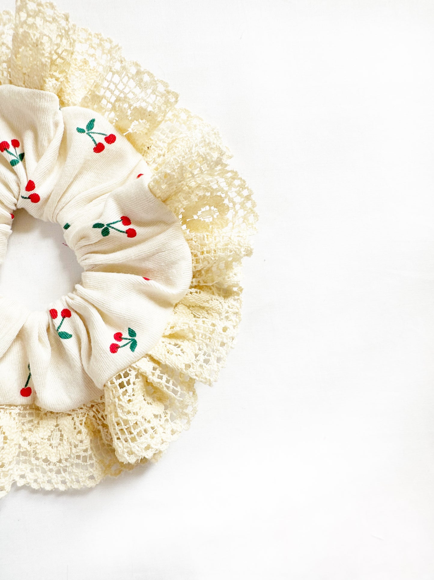 Frilly lace mini scrunchie in cherry print