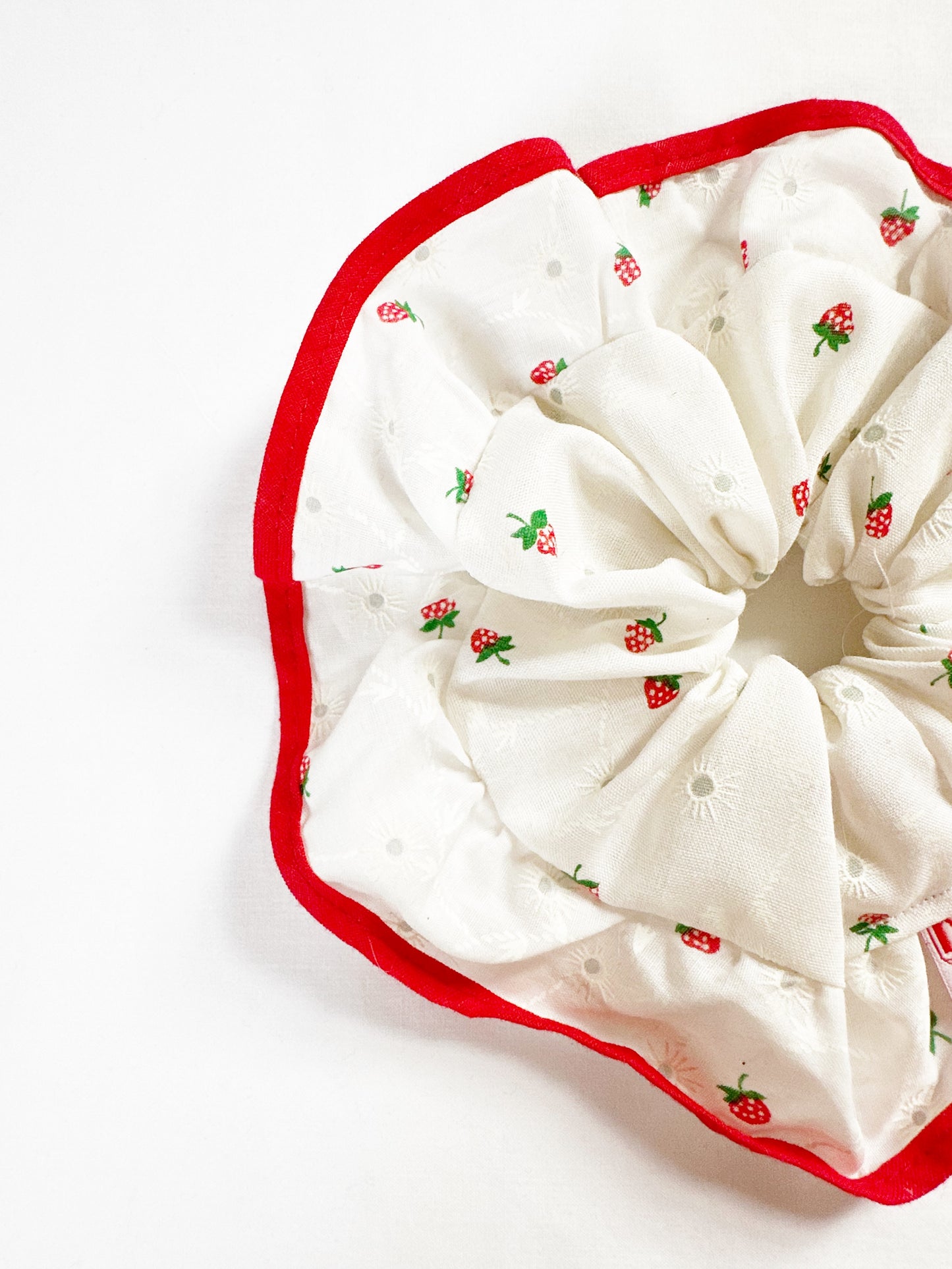 Oversized frilly scrunchie in strawberry print