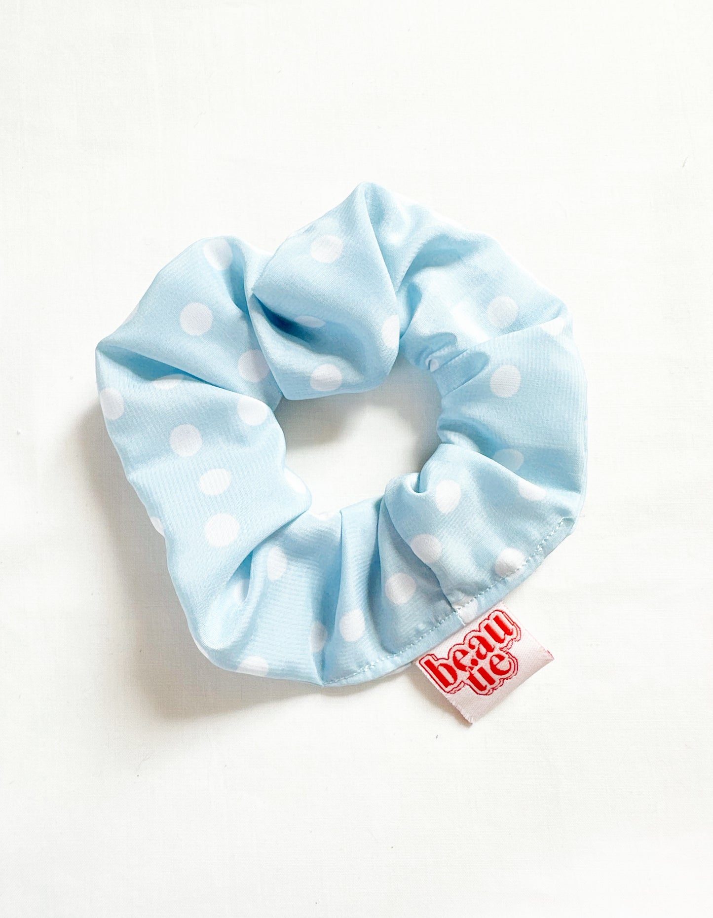 Mini scrunchie in baby blue polka dot