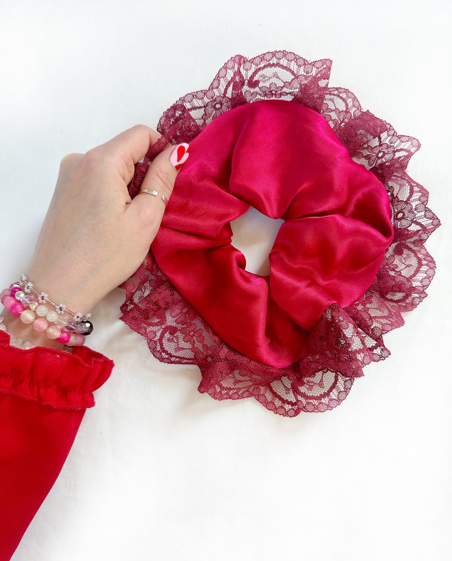 Oversized scrunchie in red lace