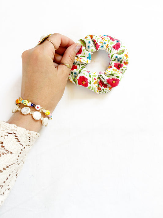 Mini scrunchie in red floral
