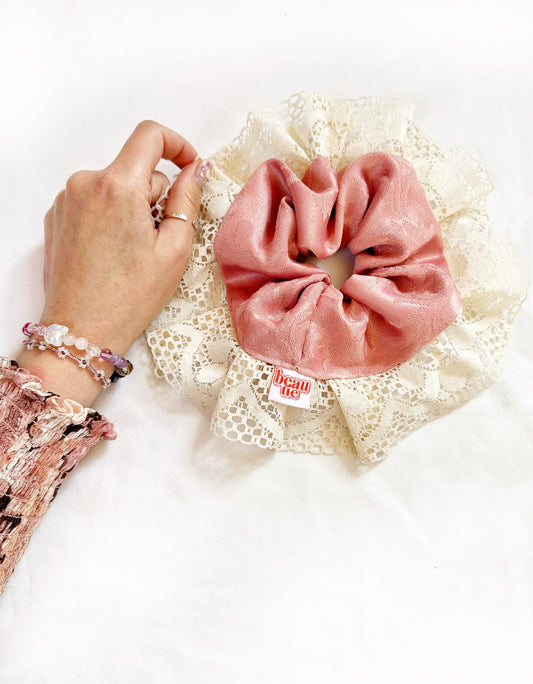 Oversized scrunchie in pink damask lace