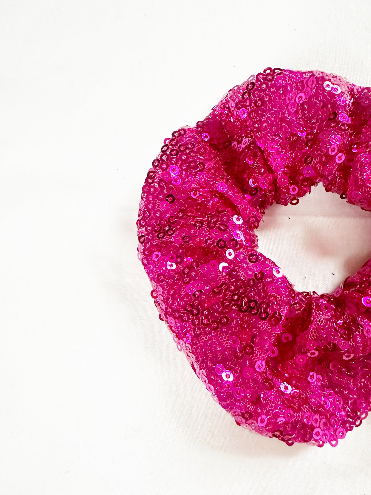 Mini scrunchie in hot pink sequin