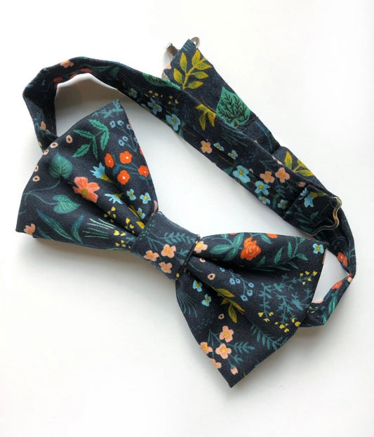Bow Tie in Navy Blue Floral