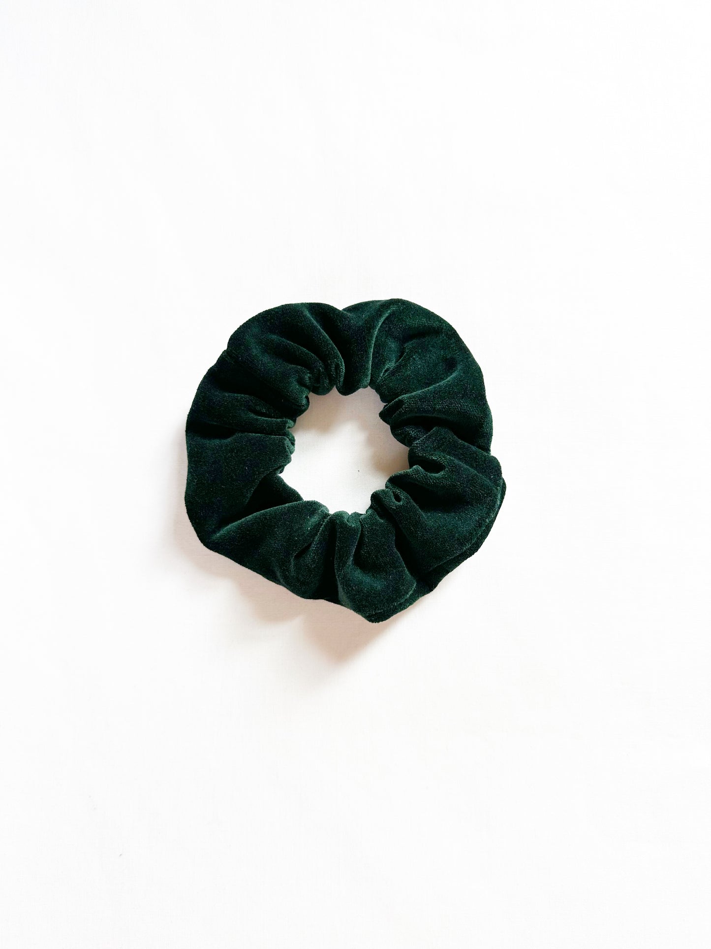 Mini scrunchie in hunter green velvet