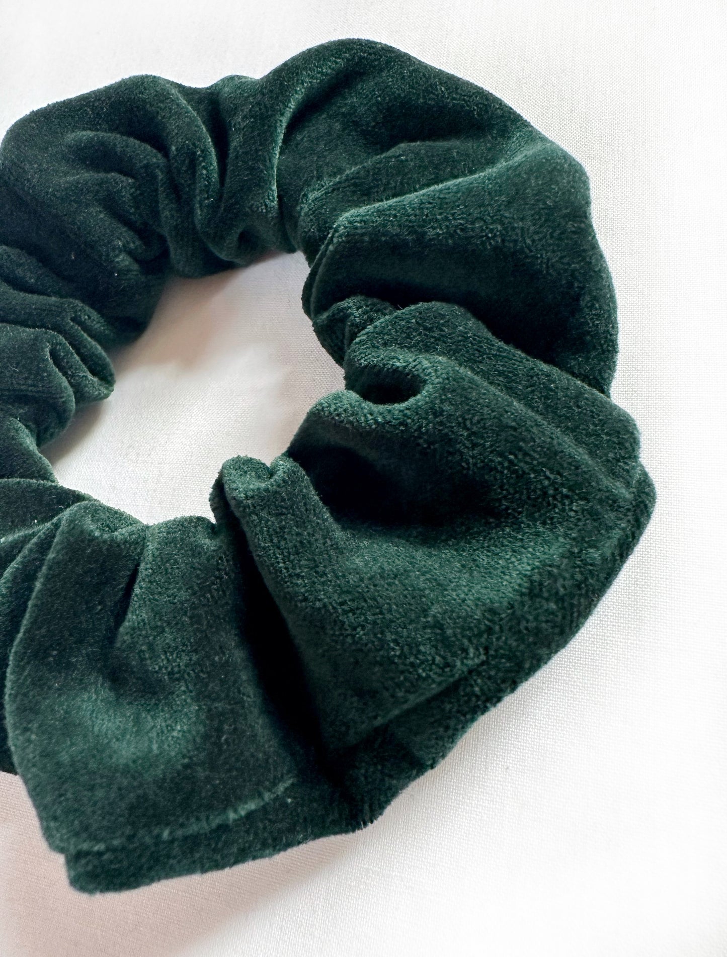 Mini scrunchie in hunter green velvet