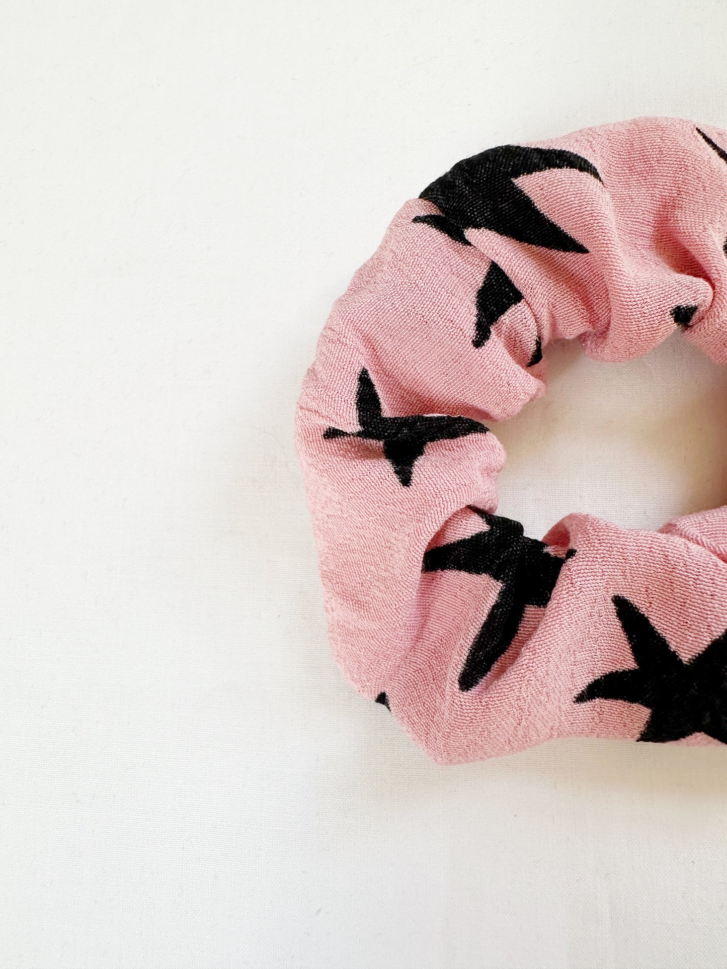 Mini scrunchie in pink and black star print