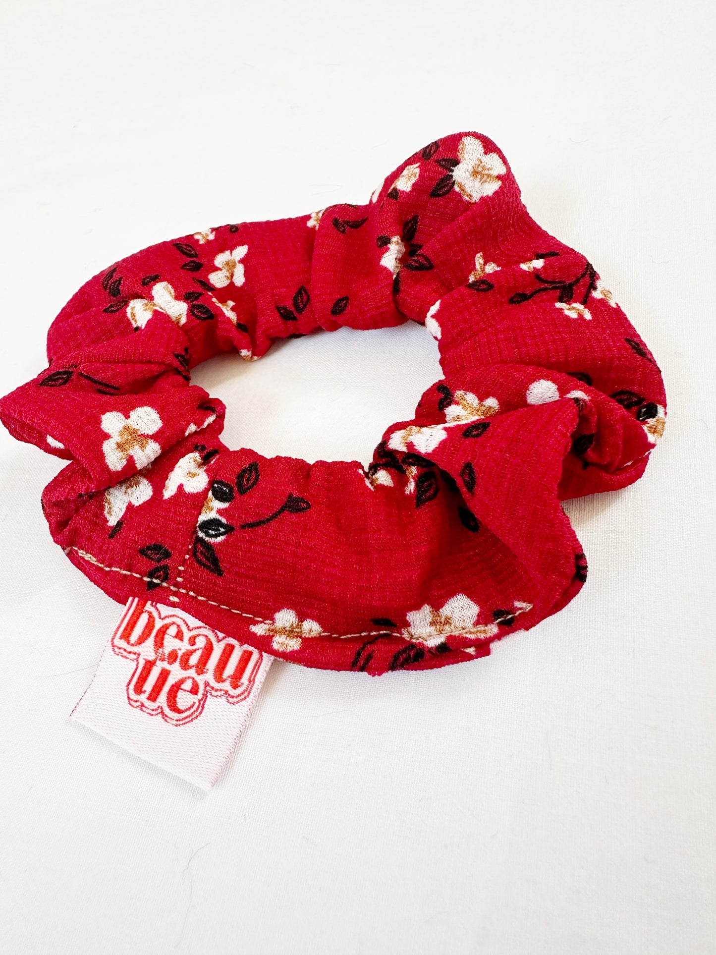 Mini scrunchie in red floral