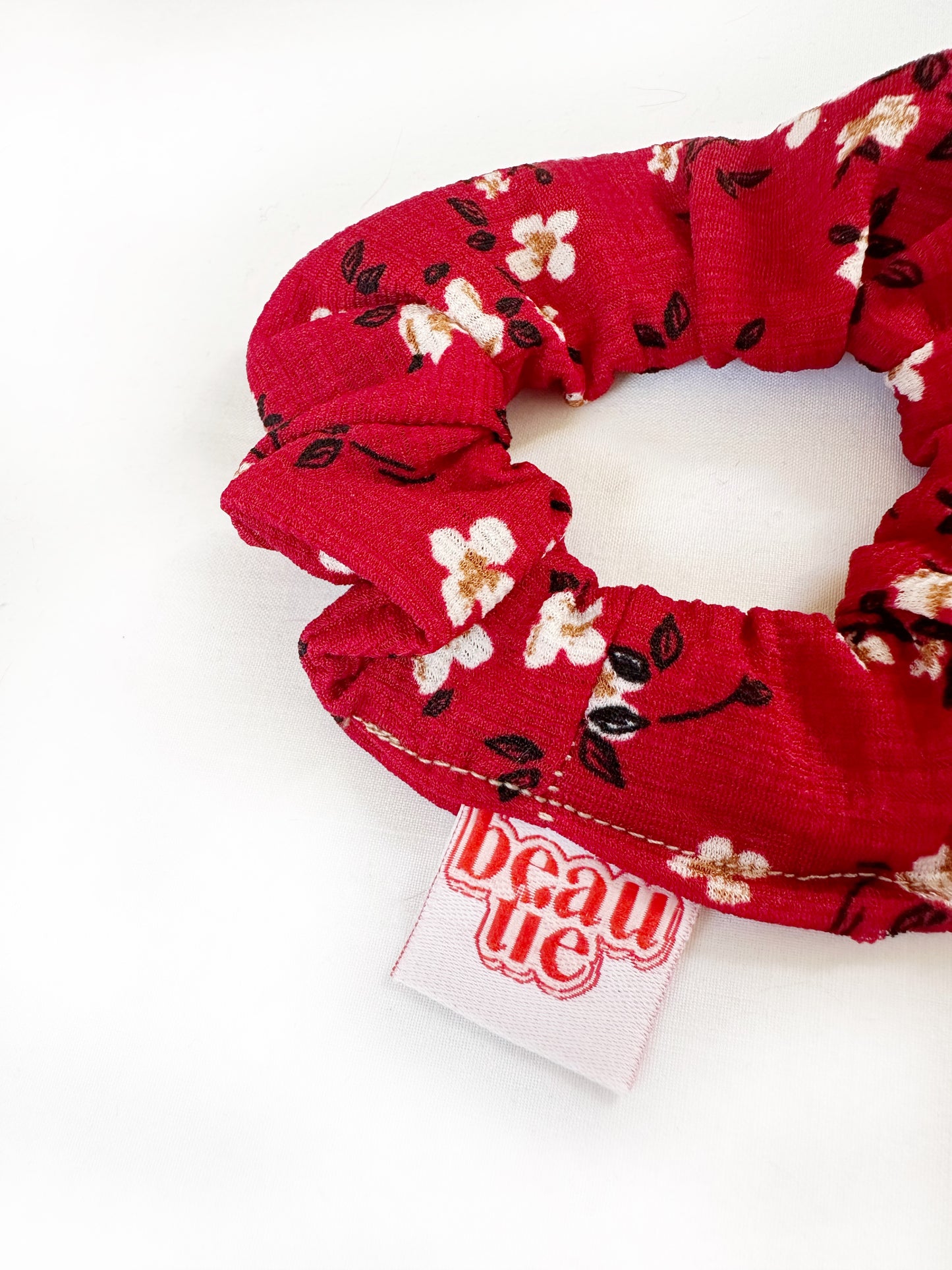 Mini scrunchie in red floral
