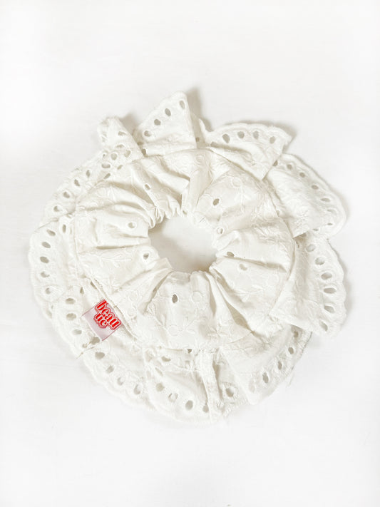 Oversized scrunchie in ruffled white broderie cotton