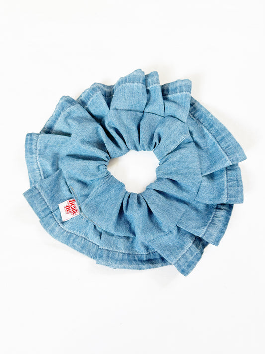 Oversized scrunchie in denim blue ruffle