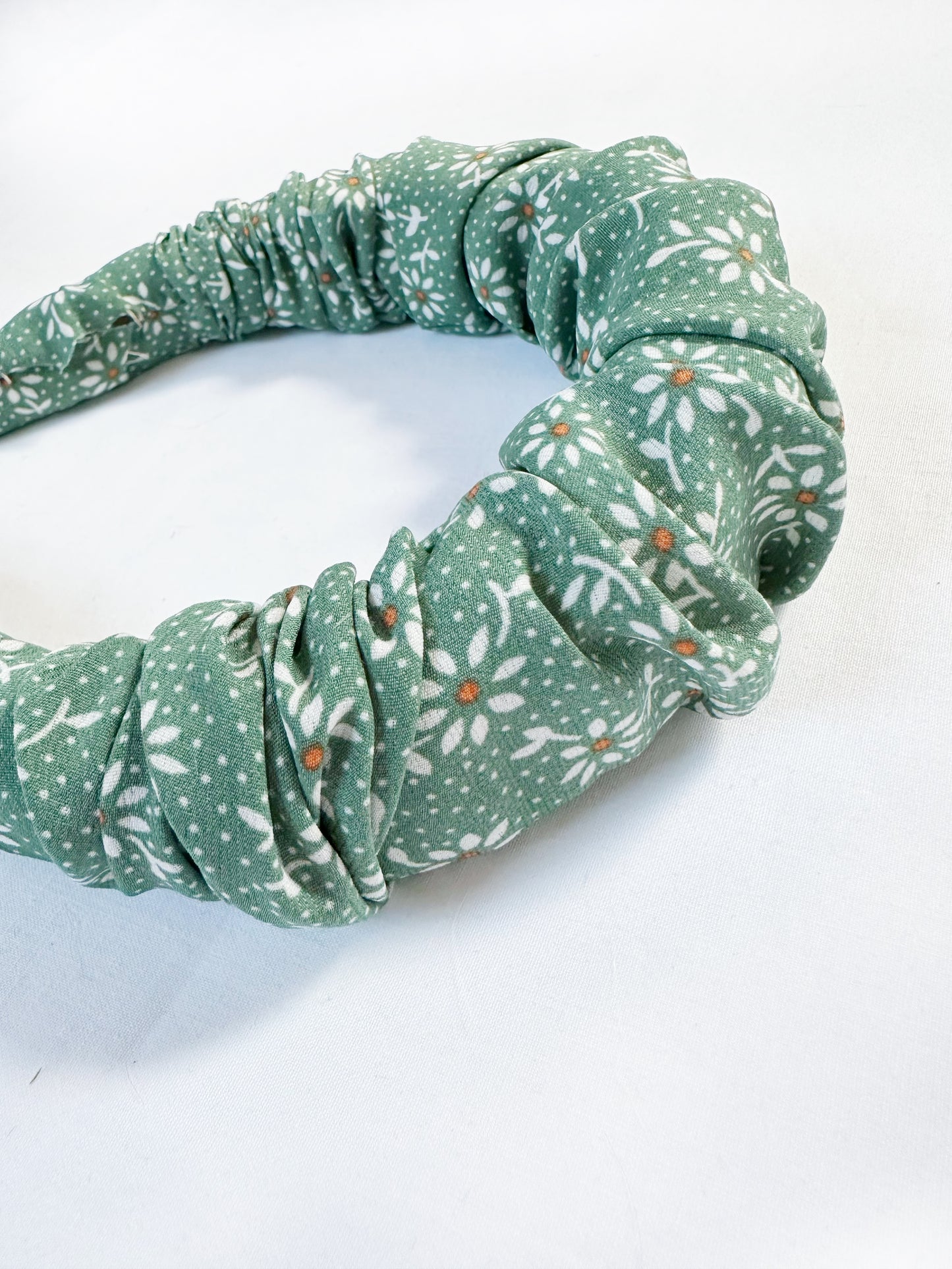 Ruffle Headband in green daisy