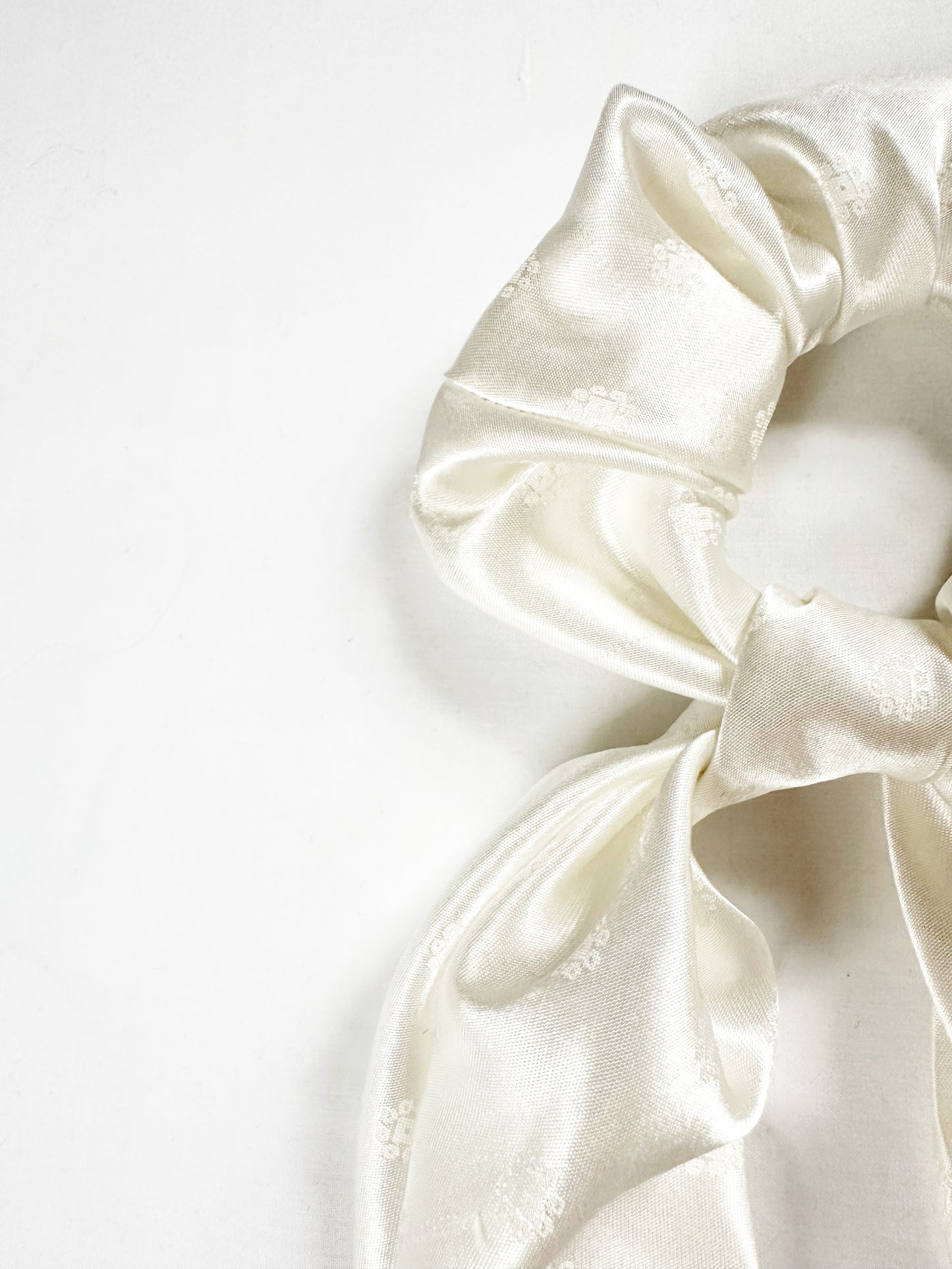 Dolly scarf scrunchie in pearl silk