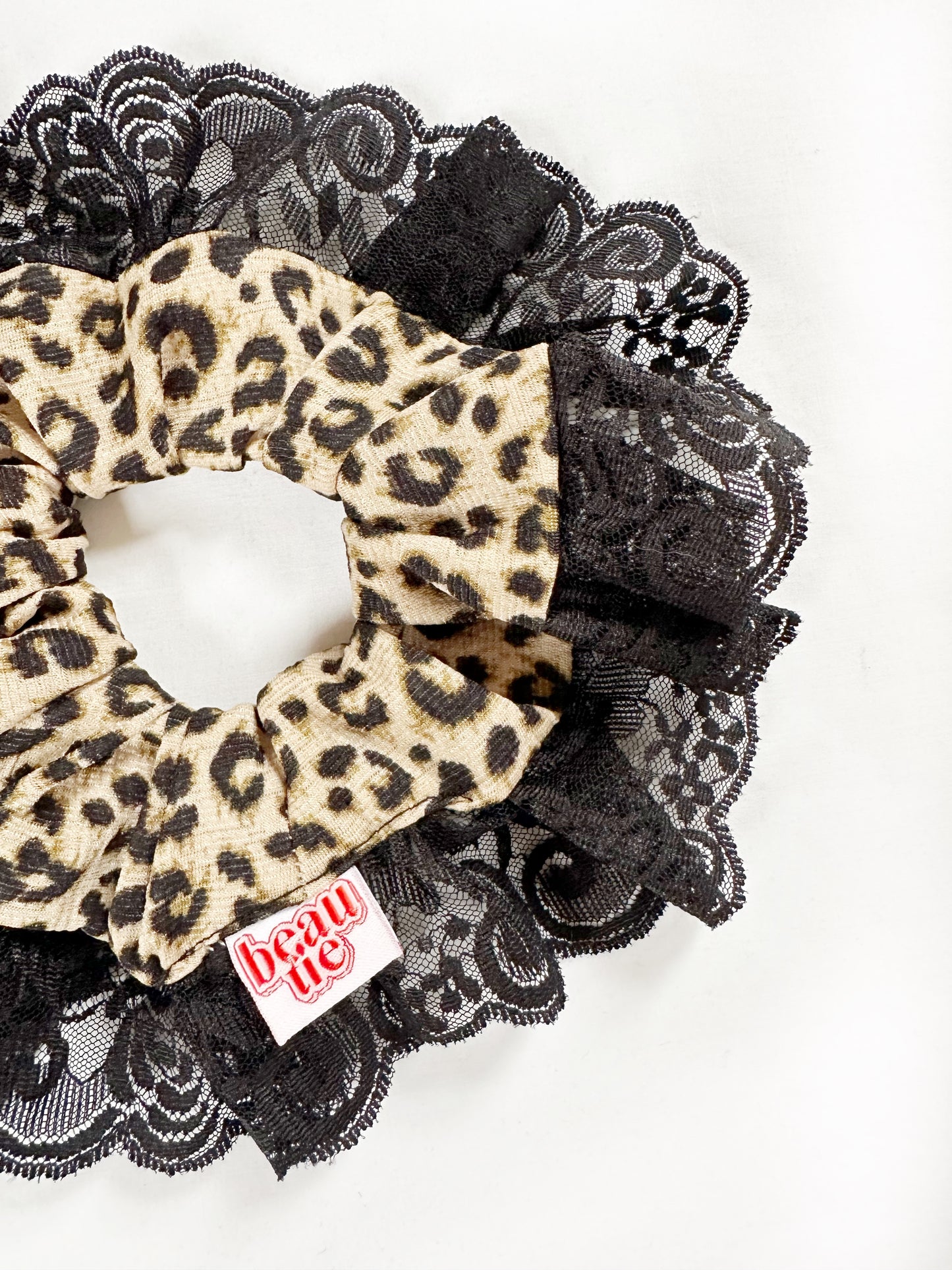 Oversized scrunchie in leopard lace
