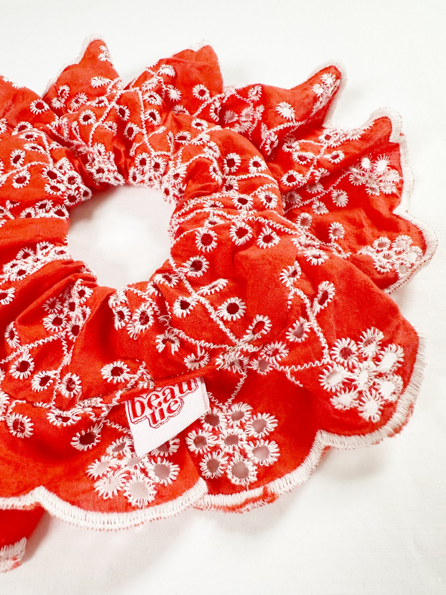 Oversized scrunchie in red broderie