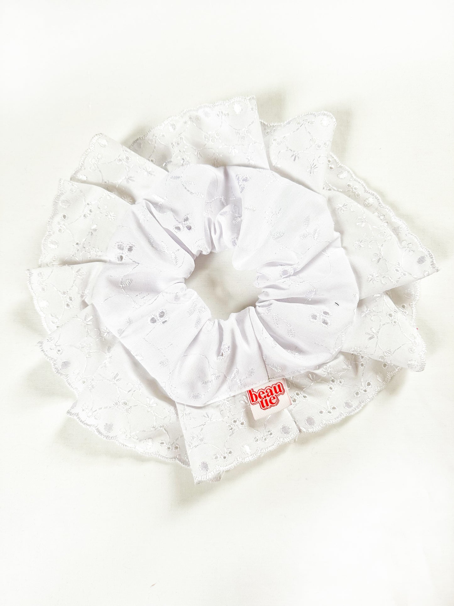 Oversized scrunchie in white broderie
