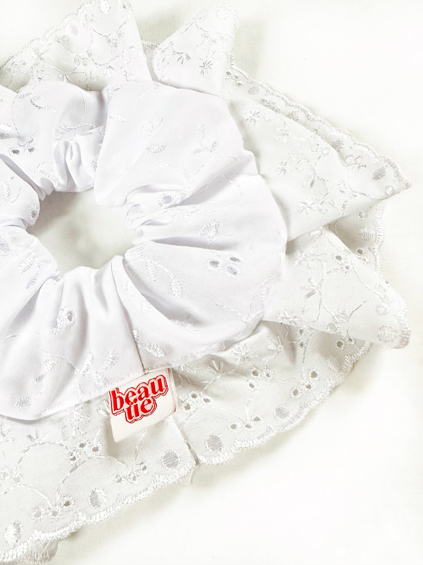 Oversized scrunchie in white broderie