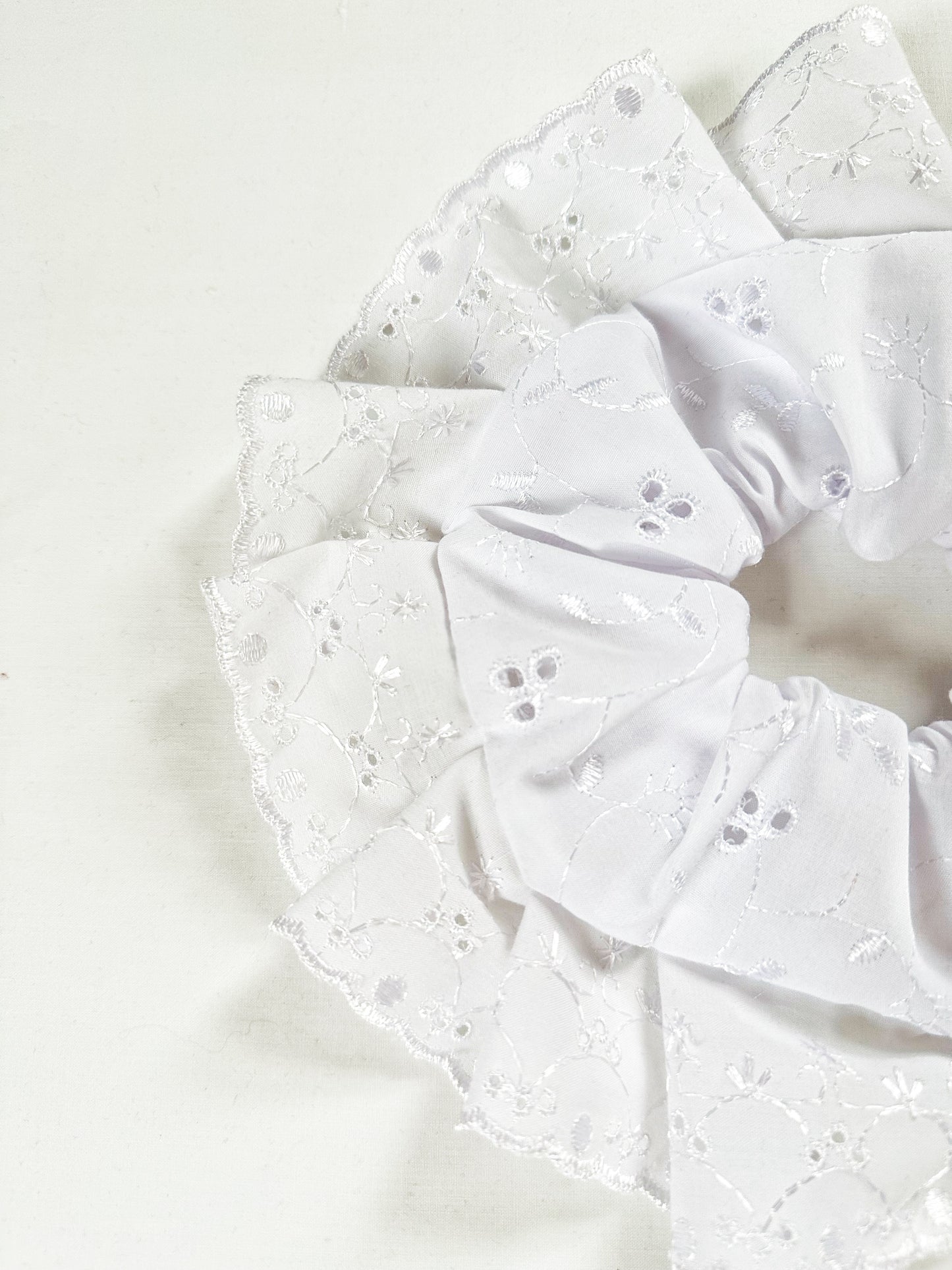 Oversized scrunchie in white broderie