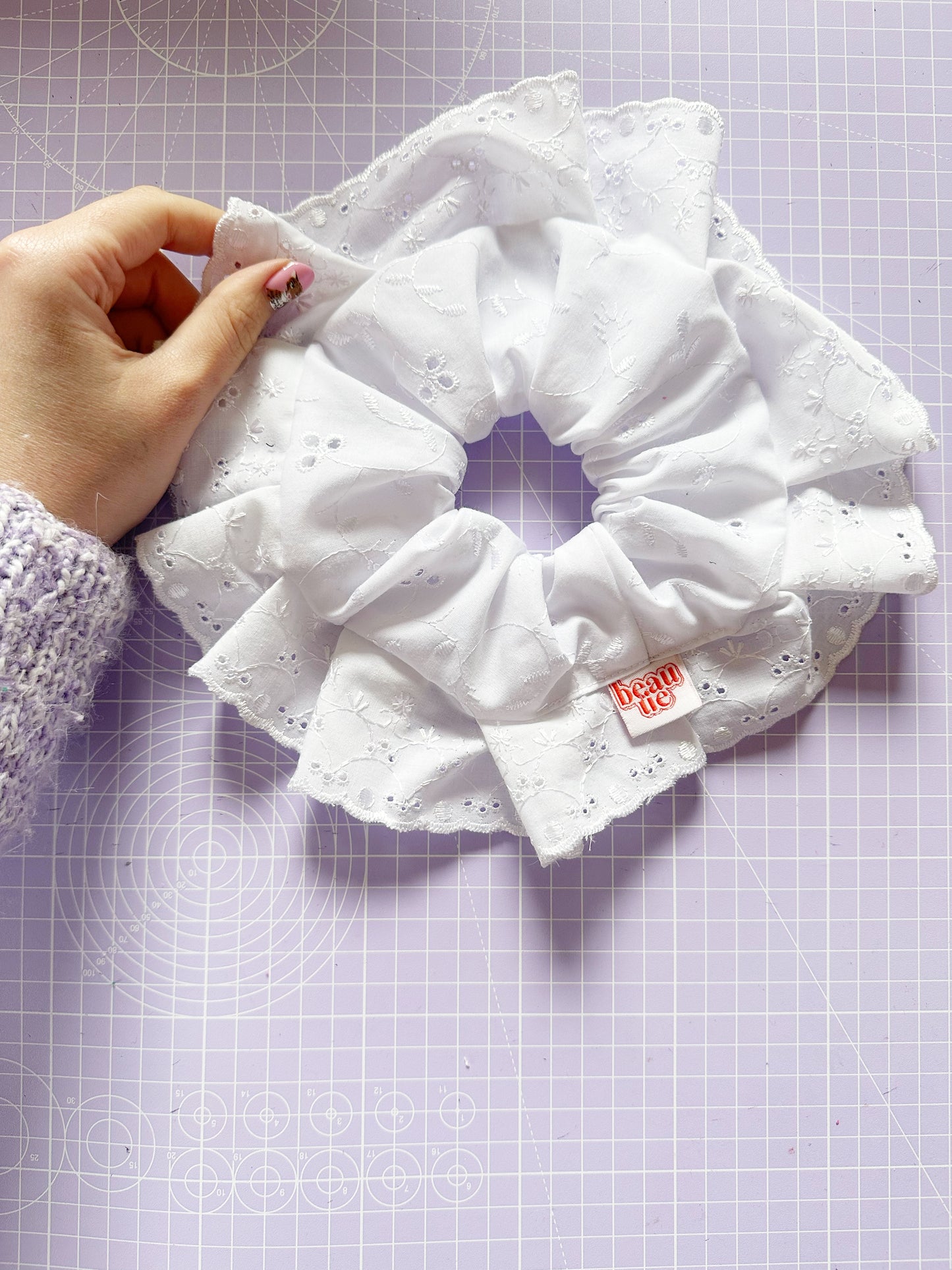 Oversized scrunchie in white broderie