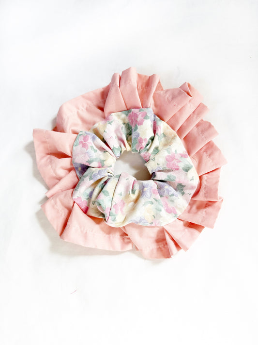 Oversized scrunchie in vintage floral ruffle