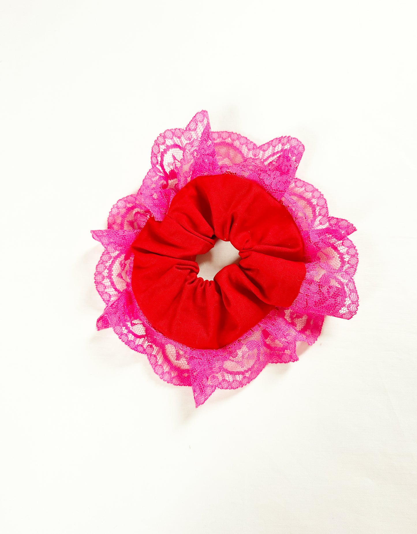 Mini scrunchie in red pink lace