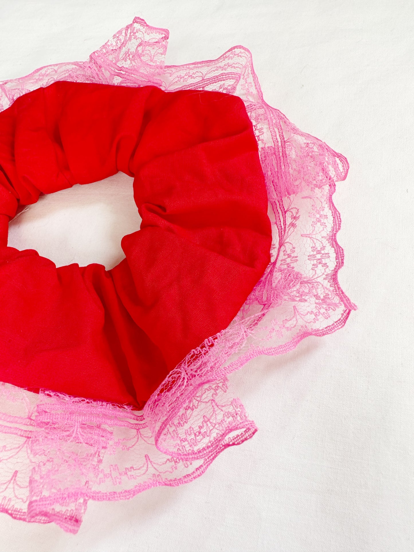 Oversized scrunchie in red and pink lace