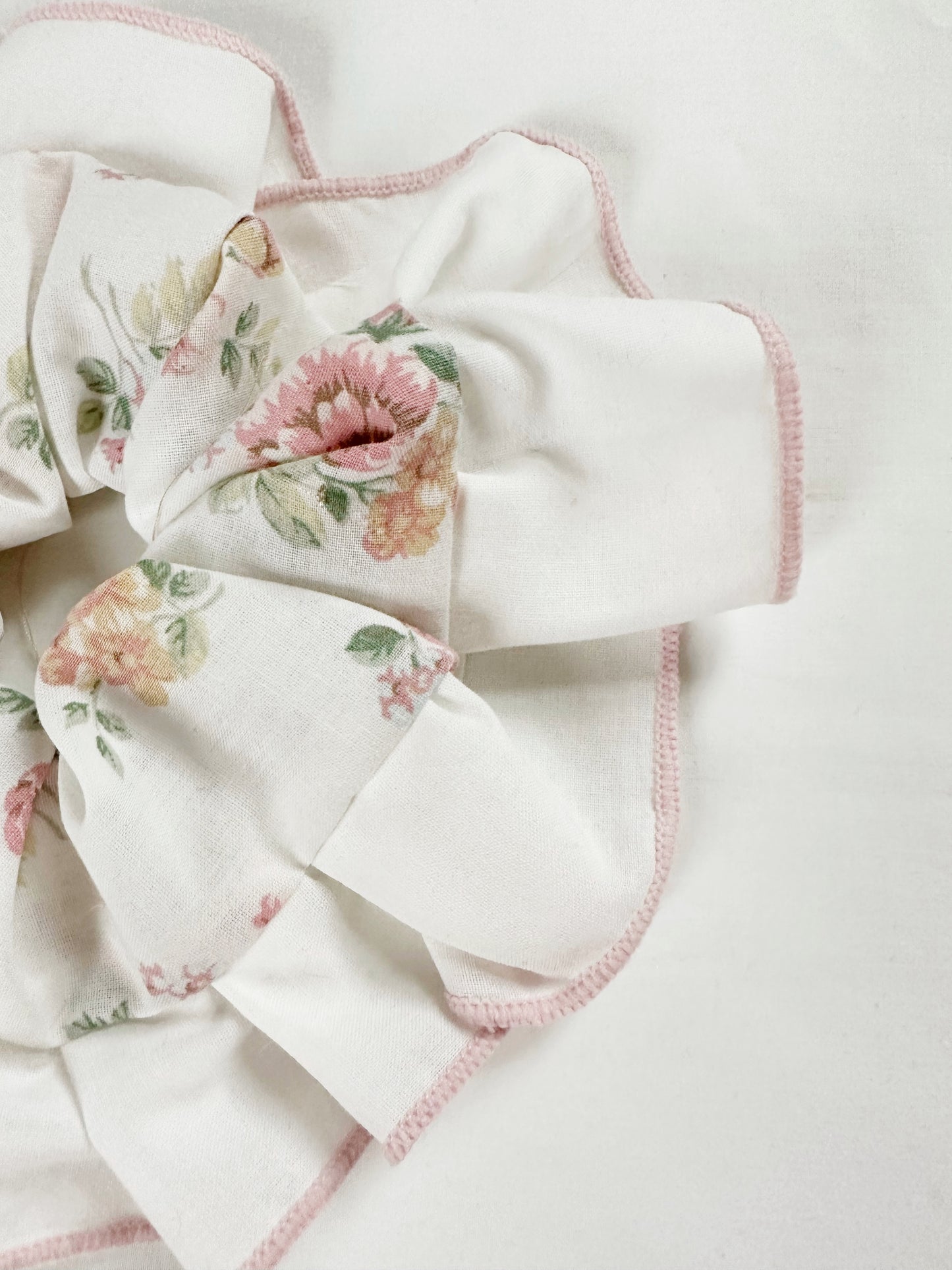 Oversized scrunchie in vintage floral cotton ruffle