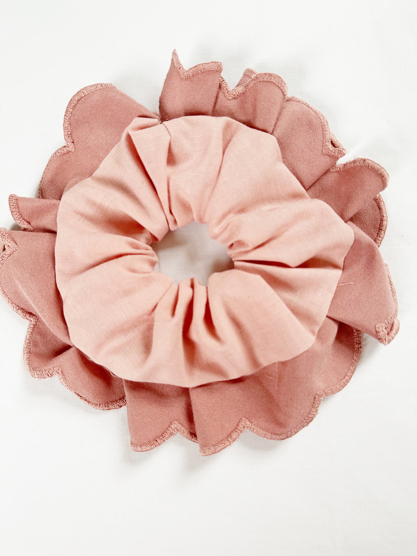 Oversized scrunchie in pink ruffle cotton