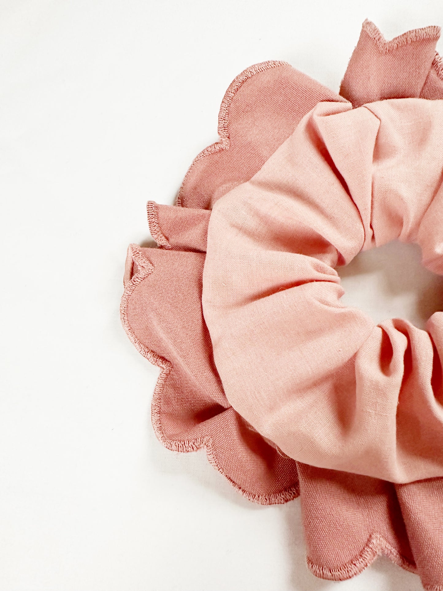 Oversized scrunchie in pink ruffle cotton