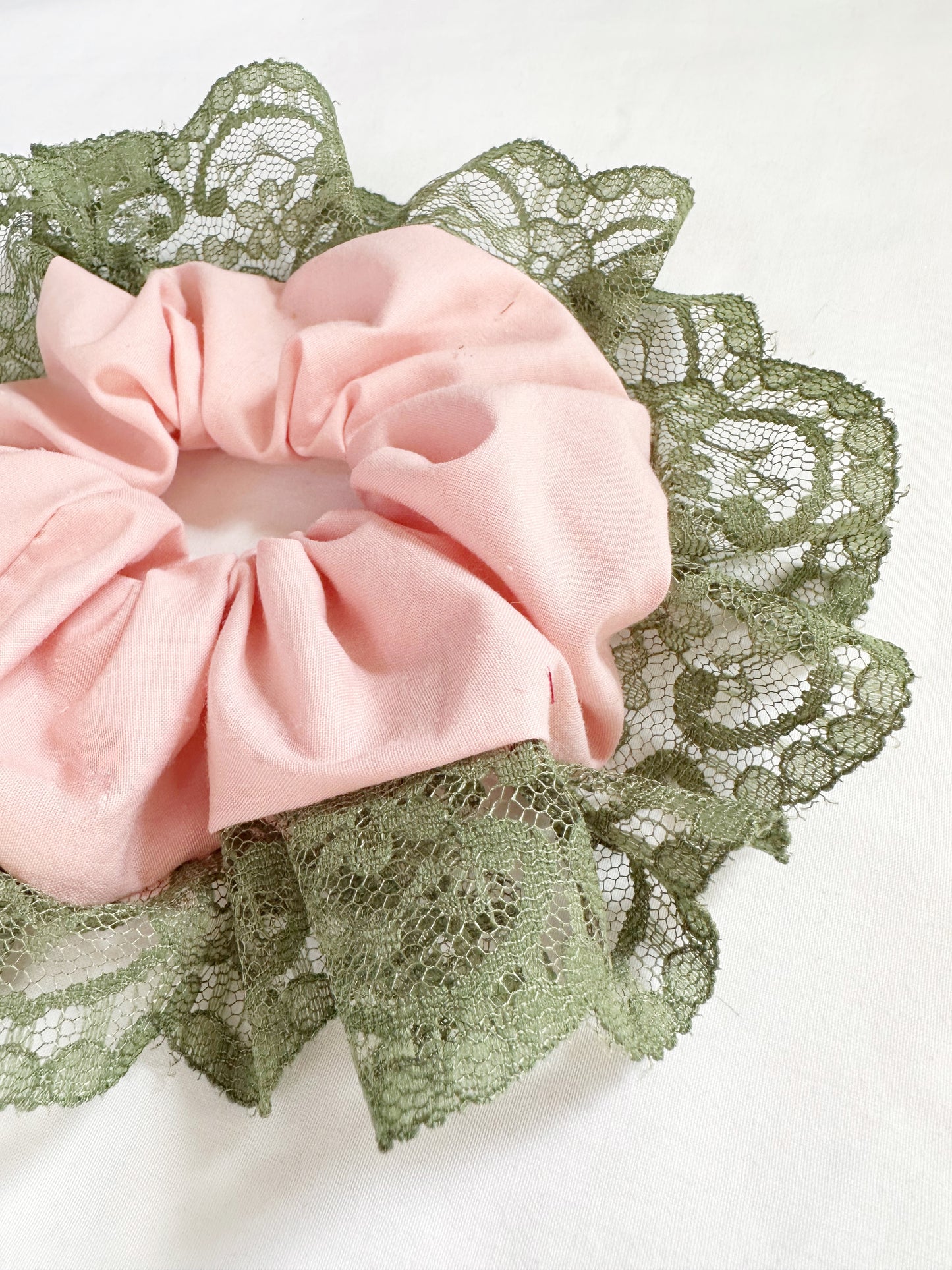 Oversized scrunchie in pink and green lace
