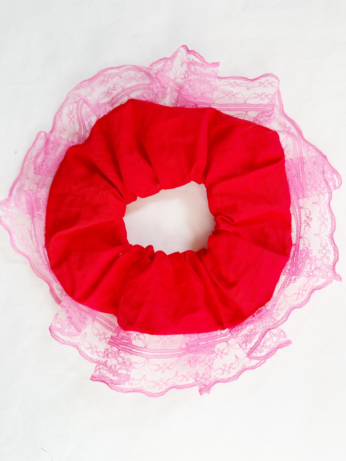 Oversized scrunchie in red and pink lace